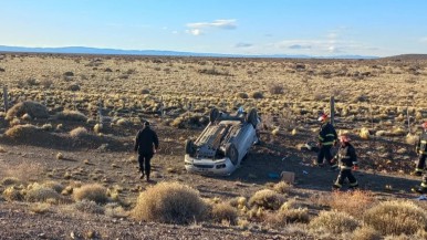 Murieron dos santacruceños en un accidente: por las marcas en el asfalto, estiman que el conductor intentó esquivar un pozo y perdió el control del auto 