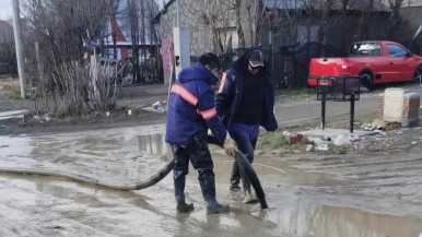 Continúa el desagote de calles en Río Gallegos para luego comenzar el perfilado