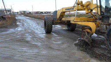 El Municipio de Río Gallegos informó tareas de desagote de las calles "para efectuar trabajos de relleno y perfilado y mejorar la transitabilidad"