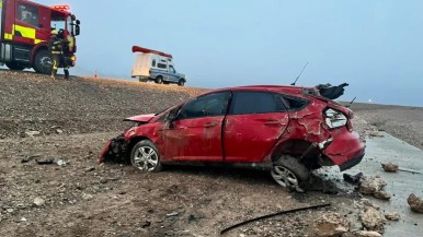 Volcó en una ruta patagónica, dio un "par de tumbos" y se salvó de milagro  