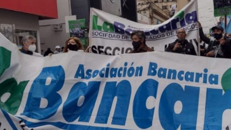 Bancarios cierran un aumento para julio atado a la inflacin