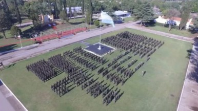 Una gendarme obligó a 100 aspirantes mujeres a desnudarse en un entrenamiento 