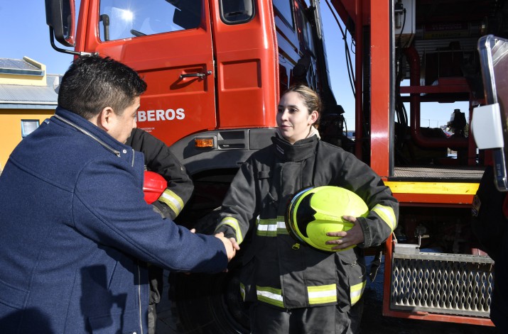 Claudio Vidal junto a una trabajadora de bomberos. Foto: Gobierno de Santa Cruz