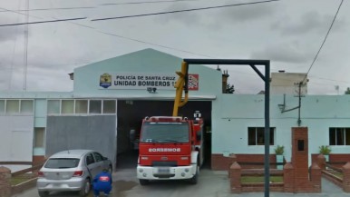 Santa Cruz: tres bomberos le salvaron la vida a un niño que se había atragantado con una bombita de agua y no podía respirar 