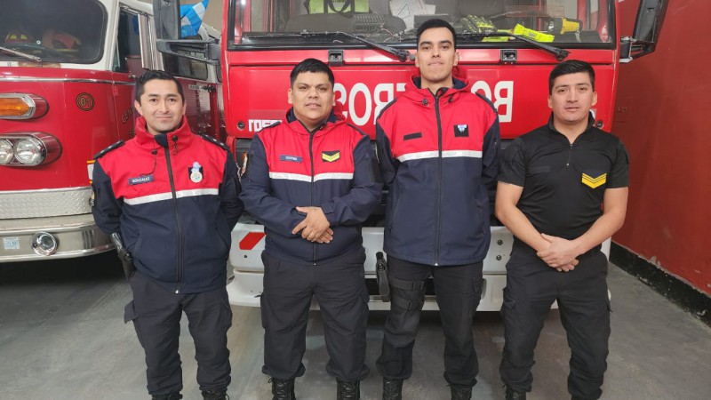 Bomberos de Santa Cruz  salvan a un nio que se estaba asfixiando con una bombita de agua 