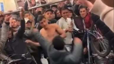 Video: brutal pelea en un vagón lleno de pasajeros 