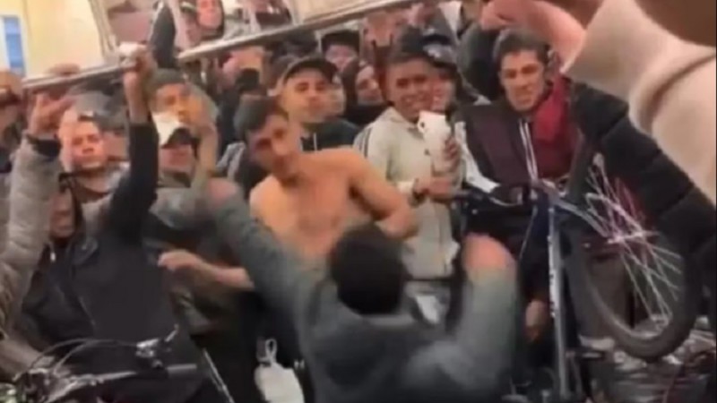 Video: brutal pelea en un vagn lleno de pasajeros 