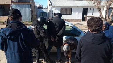 Santa Cruz: un joven de 26 años amenazó con un 38 cargado a los vecinos y a la Policía en pleno mediodía de este sábado 