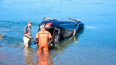 Apareció sumergido un Mercedes Benz en un río patagónico: los motivos 