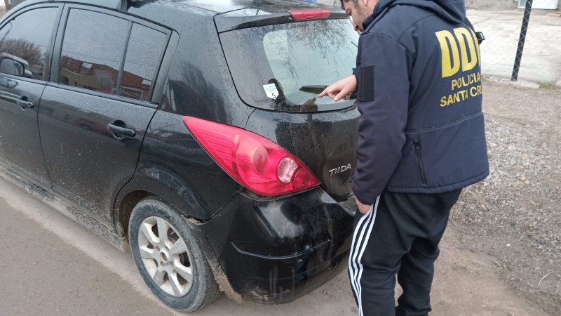 El Nissan Tiida robado en Lans que apareci en Truncado. Foto: Polica de Santa Cruz