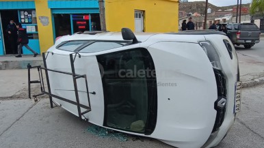 Accidente en Santa Cruz: chocó a dos vehículos, uno de ellos volcó y se dio a la fuga 