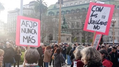 Los jubilados marcharon contra el veto 