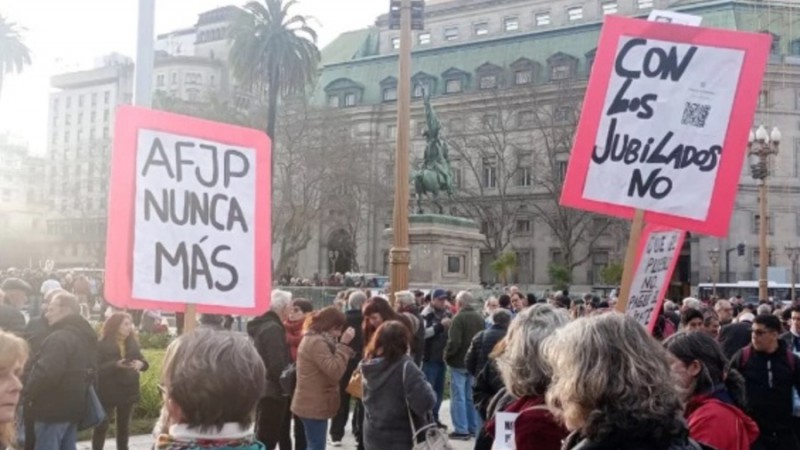 Grupos de jubilados marcharon a Plaza de Mayo en repudio al inminente veto de la ley de movilidad 