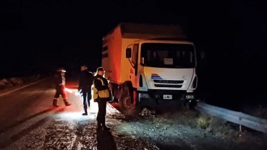 Camión que iba al norte se incrusta en guardarrail en la Ruta 3