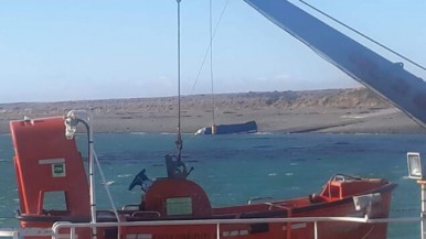 Camión argentino cae con carga al estrecho de Magallanes en Bahía Azul