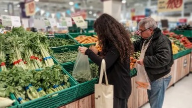 Economista alerta que la baja de la inflación empieza a chocar con desequilibrios de precios relativos