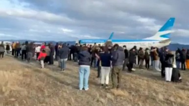 Ushuaia: evacuaron por amenaza de bomba un vuelo en el que iban Marcelo Polino y Carmen Barbieri