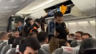 Denunciaron "hombre bomba" en un vuelo que salió de Ushuaia y resultó ser una confusión con un legislador fueguino