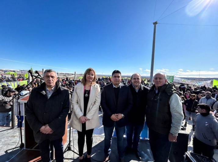 Jaime lvarez, Zulma Neira, Claudio Vidal, Matas Treppo y Jorge Avendao. Foto: Gobierno de Santa Cruz.&nbsp;