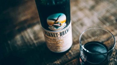 Compró 56 botellas de fernet y se las dieron llenas de pintura