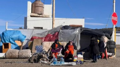 Santa Cruz: denuncian que un intendente echó 13 trabajadoras de planta permanente y las mujeres acampan frente al basural hace más de una semana 