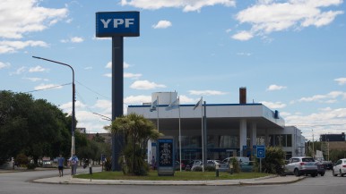 Santa Cruz: una ciudad no tiene expendio de combustible en las estaciones de servicios de YPF por el paro general  