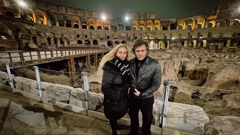 Javier y Karina Milei en el Coliseo Romano	
