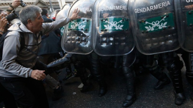 Reprimieron a jubilados en el Congreso durante la marcha contra el veto del Gobierno nacional 