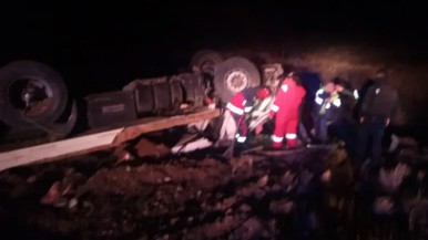 Volcó un camión en la Ruta Nacional 25 y el conductor quedó atrapado en la cabina