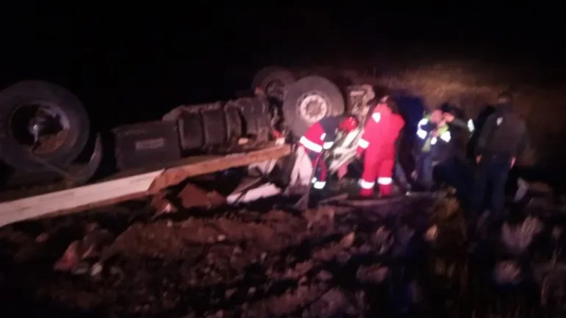 Volc un camin en la Ruta Nacional 25 y el conductor qued atrapado en la cabina