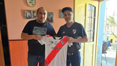 Jorge Matulich, organiza una rifa para cubrir gastos y recibió para el sorteo una camiseta de River autografiada