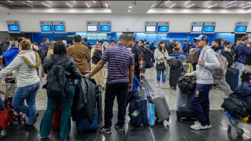 Paro en Aerolneas Argentinas: cunto ganan los pilotos y qu beneficios tienen 