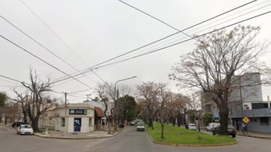 Tenían sexo en plena vía pública,  a metros de una escuela y fueron descubiertos por la policía 