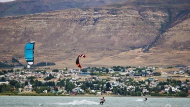 Nuevo robo en Santa Cruz: practicaban un deporte acuático en el lago y les robaron del auto un celular, una billetera y una campera 