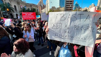 Ajuste: un informe muestra que tres de cada cuatro personas rechazan recortes en salud y educación 