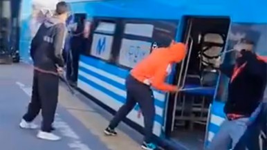 Vídeo: feroz enfrentamiento en un tren que terminó con 11 detenidos