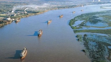 Durante doce horas colapsó la hidrovía por un barco varado y hay buques que no salen de sus puertos