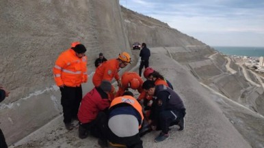 Patagonia: fue al boliche, se cayó del Cerro Chenque y está en el hospital con fracturas, luego de haber sido rescatado 