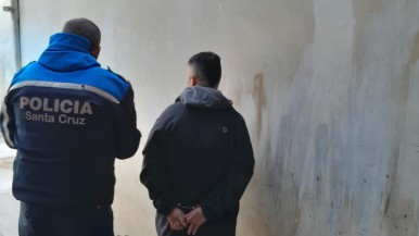 Río Gallegos: amenazó con un cuchillo de carnicero al supervisor de un supermercado para que le de dinero, pero este lo agarró del brazo, lo redujo y terminó detenido  