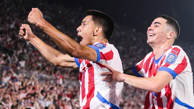 Diego Gmez festeja su gol, junto a Miguel Almirn. Foto: prensa Seleccin Paraguay.