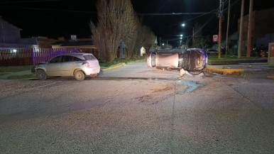 Choque y vuelco en Río Gallegos: uno de los conductores habría estado bajo los efectos del alcohol 