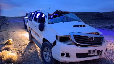 Santa Cruz: una camioneta volcó en plena ruta y fueron asistidos por un móvil de Fomicruz 