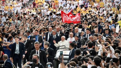 Ante más de 50 mil fieles, el Papa Francisco pidió salarios más justos para los inmigrantes