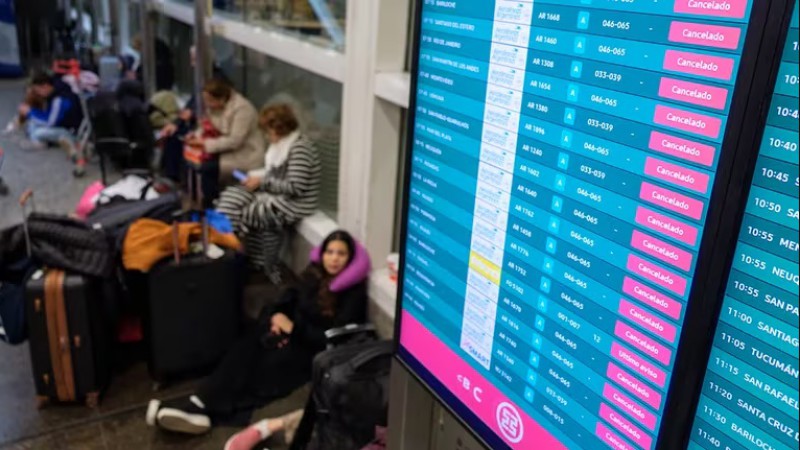 Comienza el paro de gremios de Aerolneas Argentinas: 19 vuelos cancelados y ms de 37 mil pasajeros sern afectados