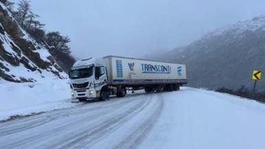 Nevada en Ushuaia deja camiones varados y tránsito limitado