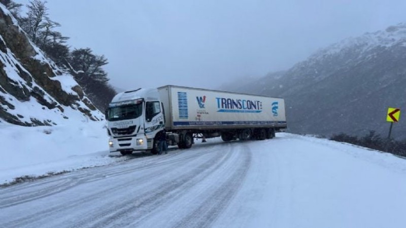 Nevada en Ushuaia deja camiones varados y trnsito limitado