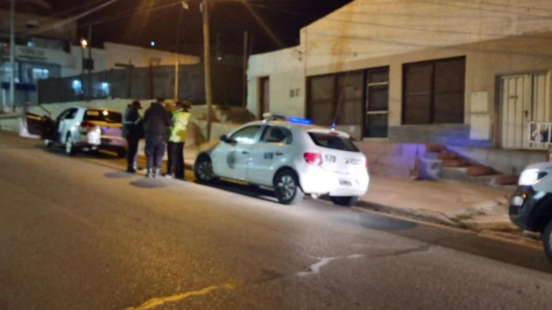 Sorprendieron a un conductor ebrio durmiendo en su auto encendido y mal estacionado