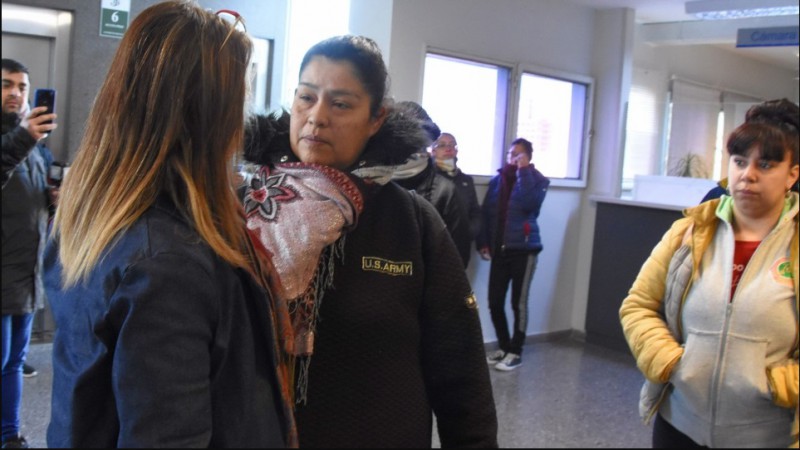 Fiscal Silvia Pereira junto a una de las madres denunciantes. 

