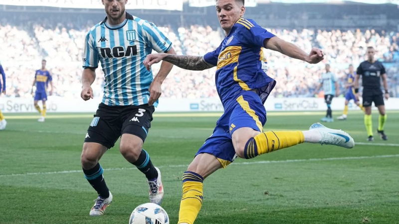 Kevin Zenn intenta controlar la pelota ante la marca de Marco Di Cesare. Foto: NA/Prensa CABJ