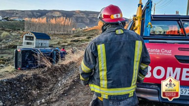 Bomberos rescataron a un hombre que volcó a bordo de una camioneta